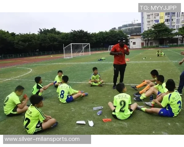 足球教练的辛苦与付出：在绿茵场上默默耕耘的背后故事与挑战